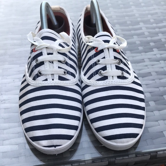 A pair of women shoes - Picture 2 of 4